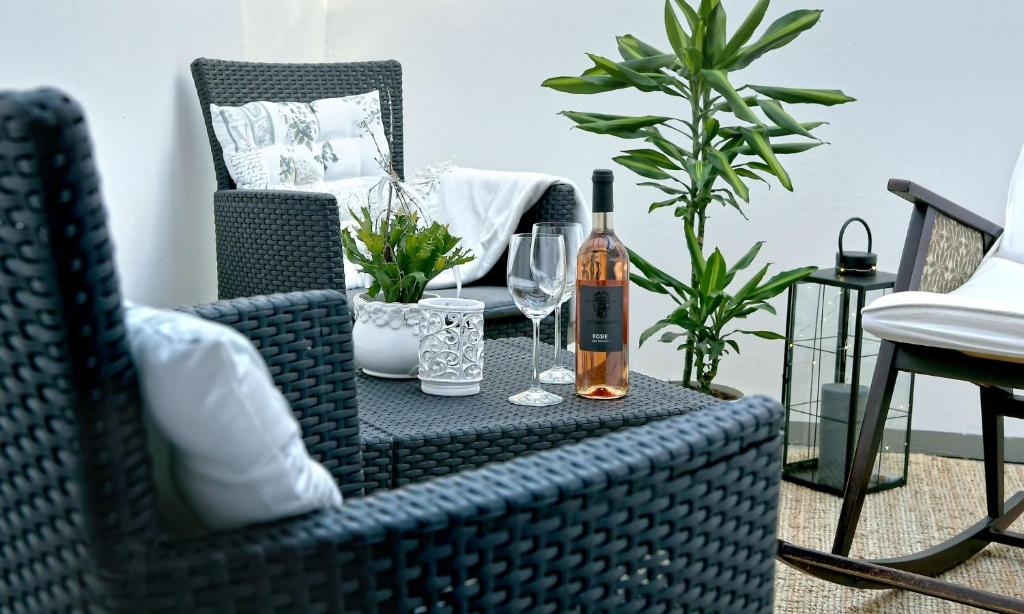 a table with a bottle of wine and a glass at Ferienwohnung Bodenstein in Bad Liebenstein