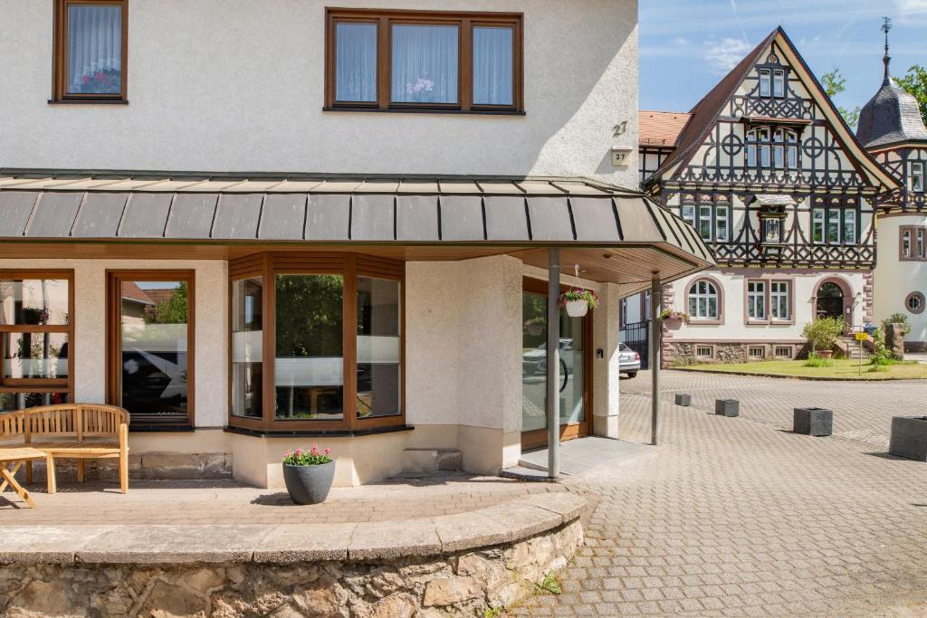 a building with a bench in front of it at Ferienwohnung Hopf in Bad Liebenstein