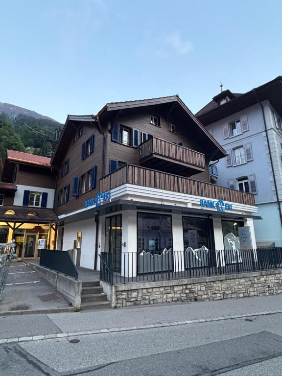 a building on the side of a street at Ferienwohnung Bahnhöfli in Lauterbrunnen