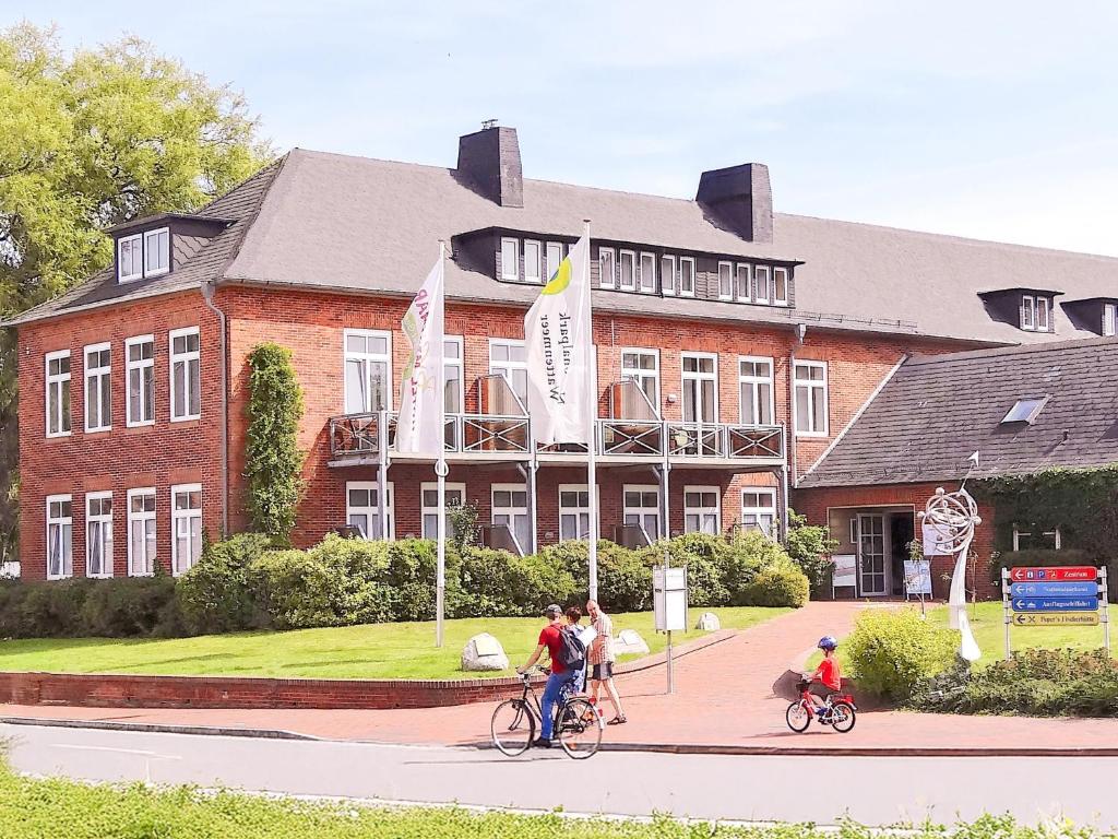 a group of people riding bikes in front of a building at BE BIO Hotel be active - Nähe historischer Hafen in Tönning