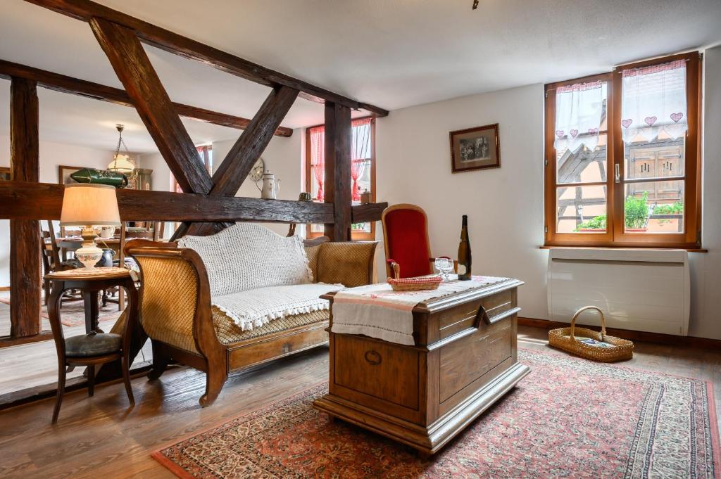 a living room with a couch and a table at voyage en Alsace chez Gaby in Hunawihr