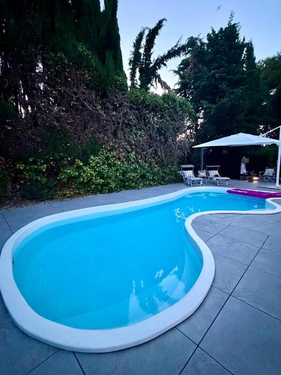 a large swimming pool with a blue at Villa Celeste -Flexrent Immobiliare Abissinia in Santa Maria di Scacciano