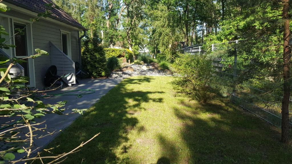 a yard next to a house with a driveway at Wittower Heide 40-3 in Glowe