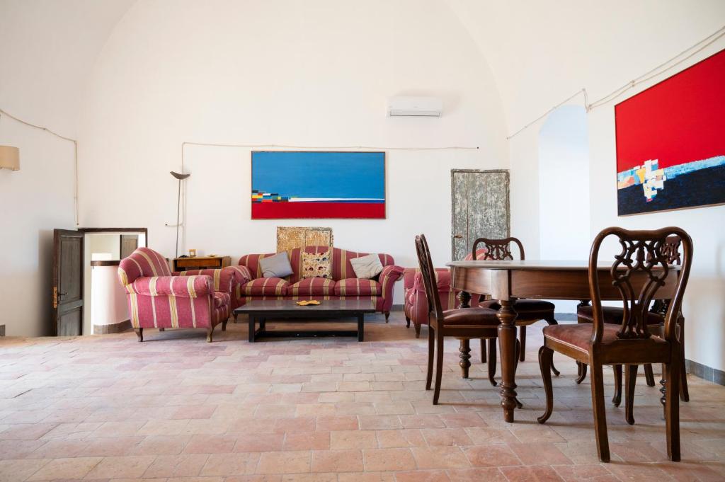 a living room filled with furniture and a table at Masseria Galeasi in Grottaglie