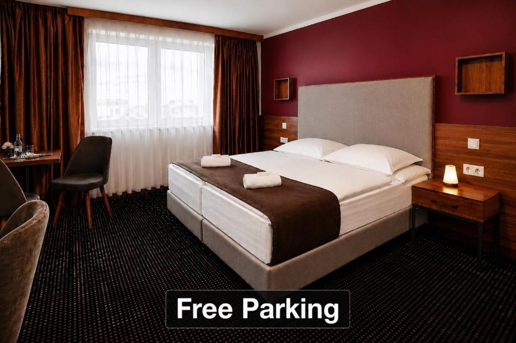 a hotel room with a bed and a desk at Zenith Hotel Frankfurt Airport in Kelsterbach