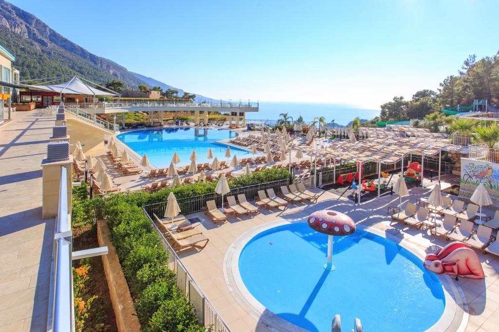 オルデニズにあるOrka Sunlife Resort Hotel and Aquaparkのリゾートのプールの景色を望めます。