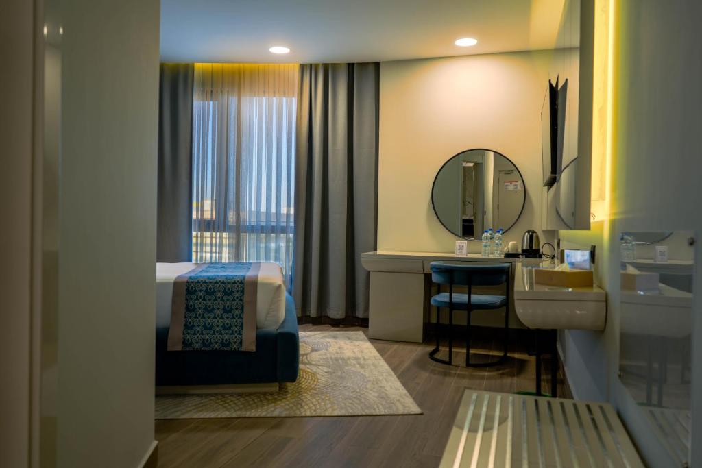FASQ Hotel - Deluxe King Room
