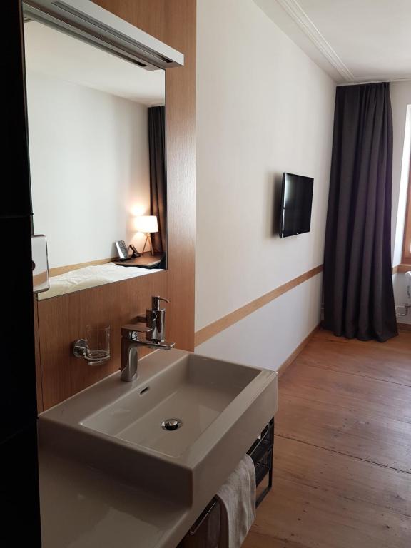 TV a/nebo společenská místnost v ubytování East West Hotel Basel