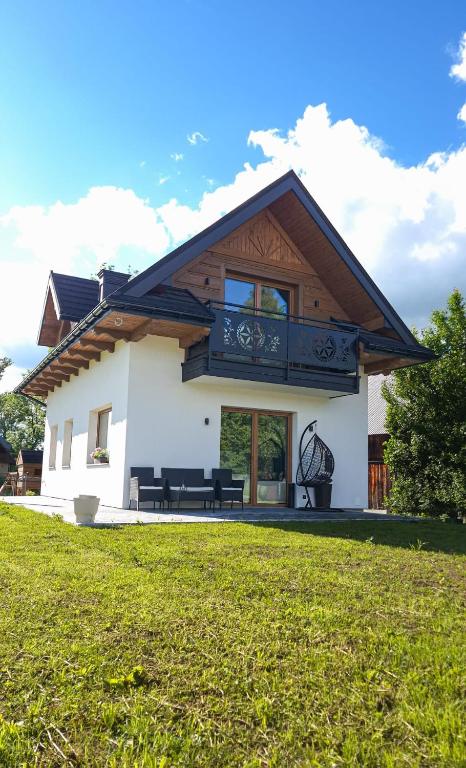 a house with a balcony on top of it at Spis na Podhalu in Koniówka