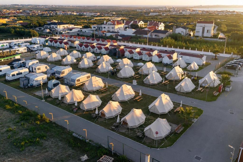 an aerial view of a parking lot with many tents at Kampaoh Peniche in Peniche