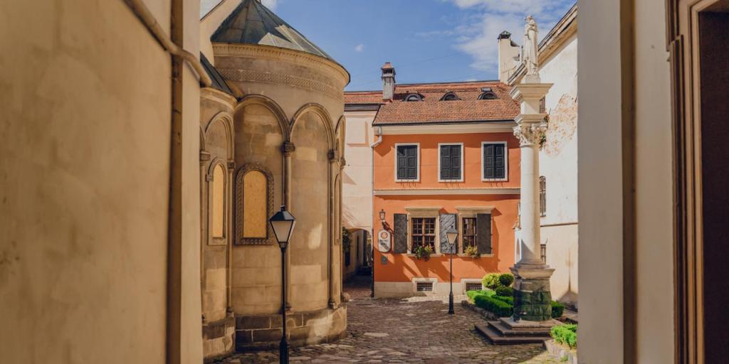 Armenian Courtyard Retreat Вірменський дворик головне фото