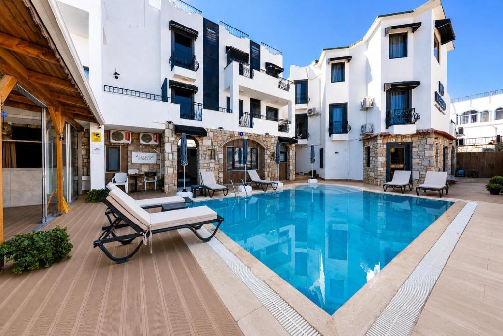Piscina a WB Weekend Otel o a prop