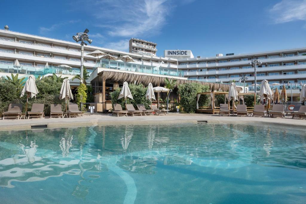 a large swimming pool in front of a hotel at First Line Cosy Apartment in Calvià