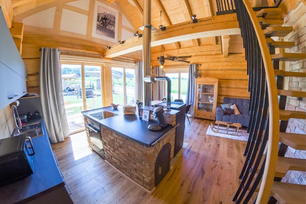 an overhead view of a kitchen and living room in a log cabin at Chalets Waldeck - Urlaub im Fränkischen Seenland und Altmühltal in Raitenbuch