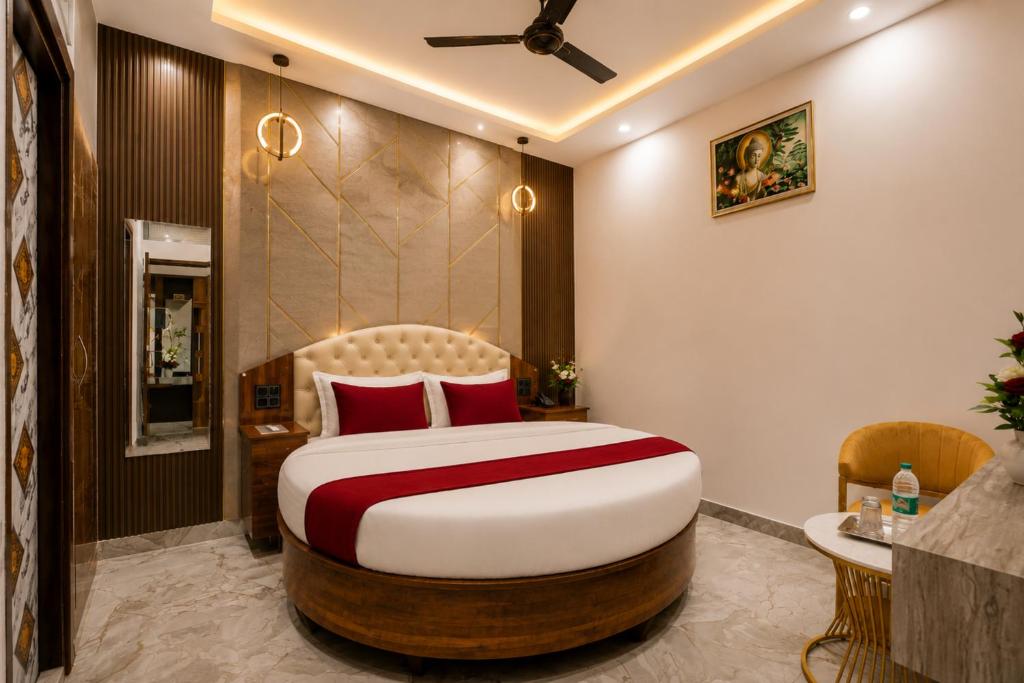 a bedroom with a large bed and a table at Hotel The RG Grand Inn Near Chandigarh Railway Station in Chandīgarh