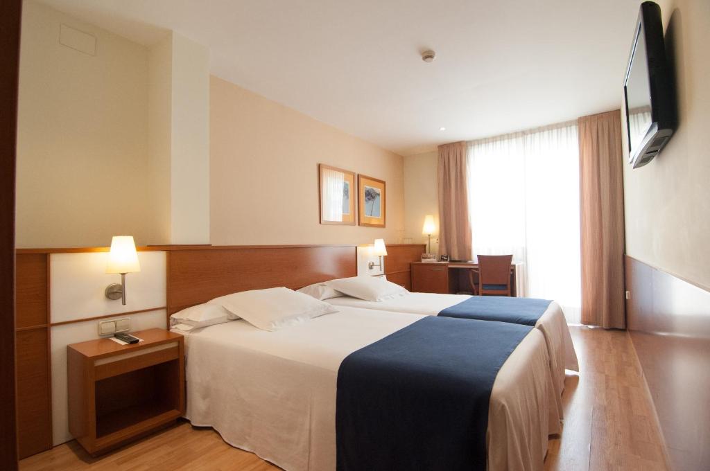 pokój hotelowy z dużym łóżkiem i oknem w obiekcie Hotel RH Sorolla Centro w Walencji