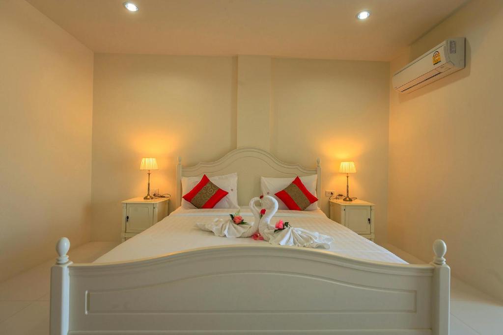 Postel nebo postele na pokoji v ubytování JS Residence Krabi