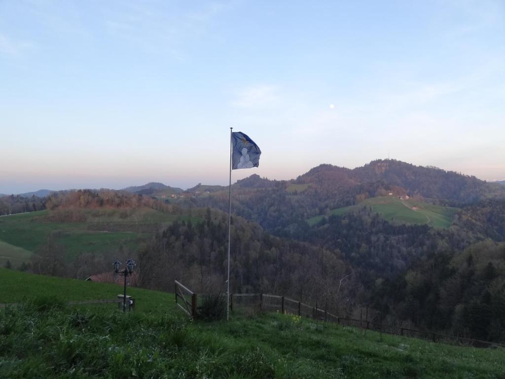 eine Flagge auf einem Hügel mit einem Berg in der Unterkunft Haus am Sternsberg in Sternenberg