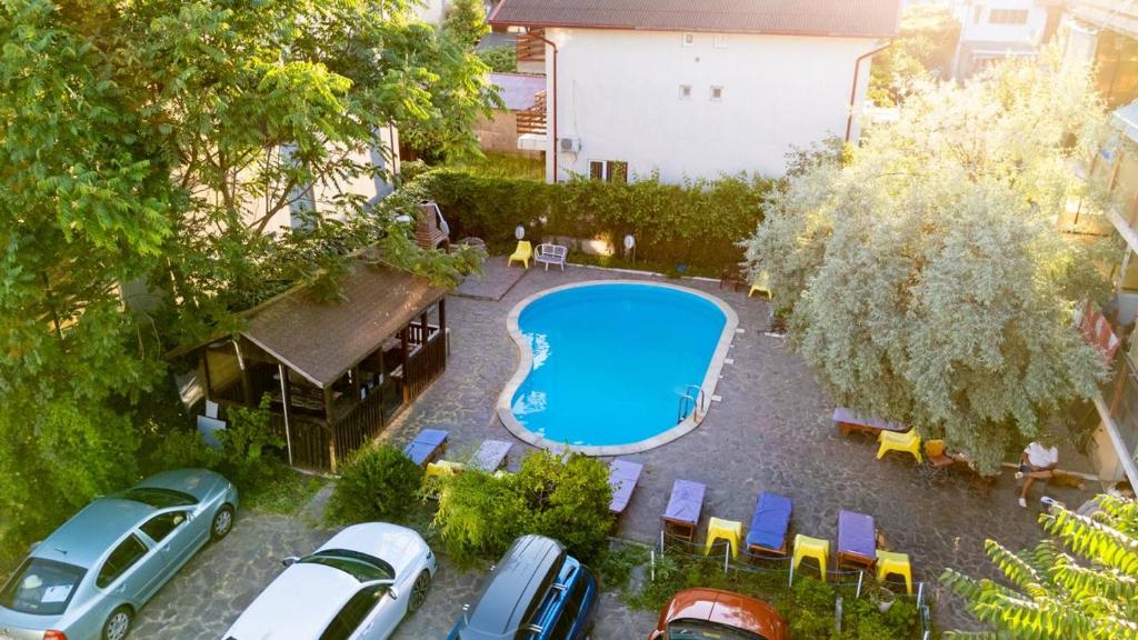 an overhead view of a swimming pool with parked cars at Apartament Pescăruș in Schitul