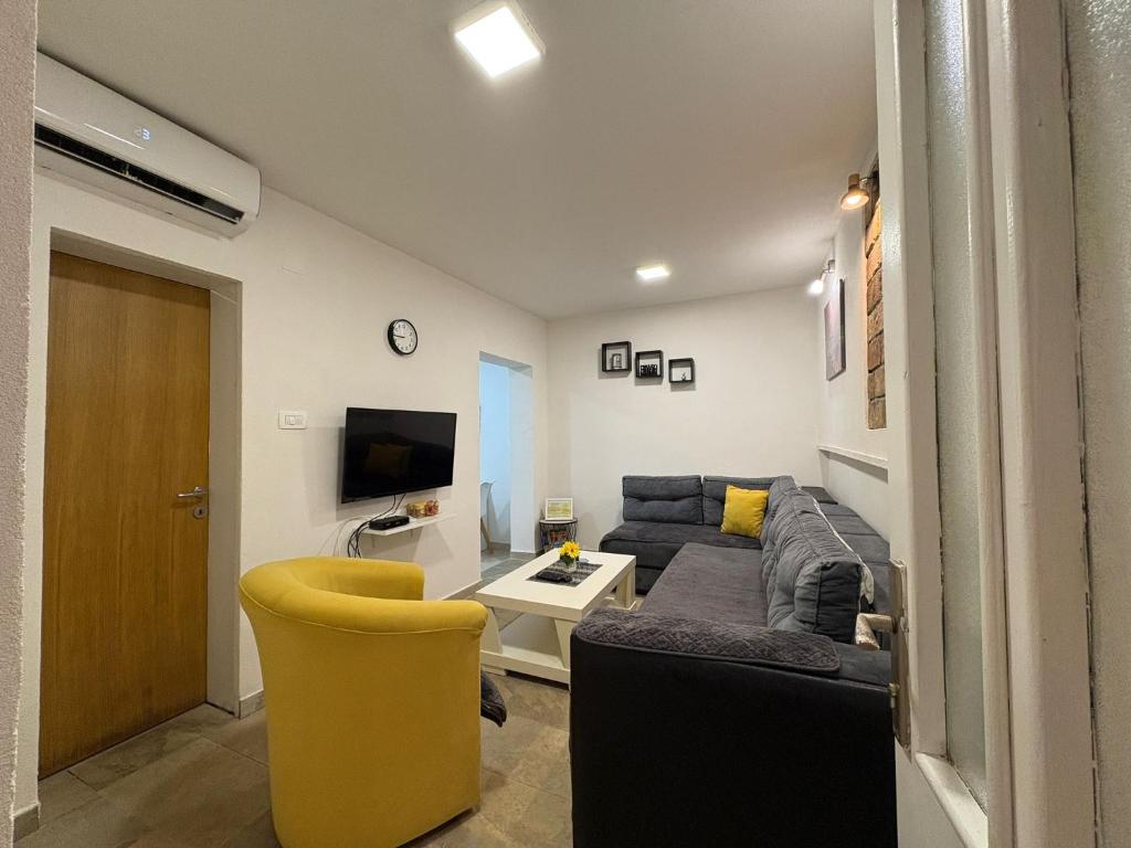 a living room with a couch and a tv at Apartman Teodora in Risan