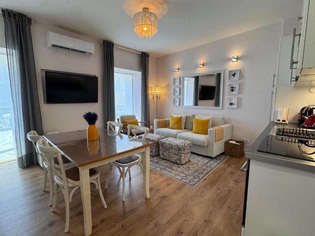 Charming Historic Lisbon Bairro Alto Apartment
