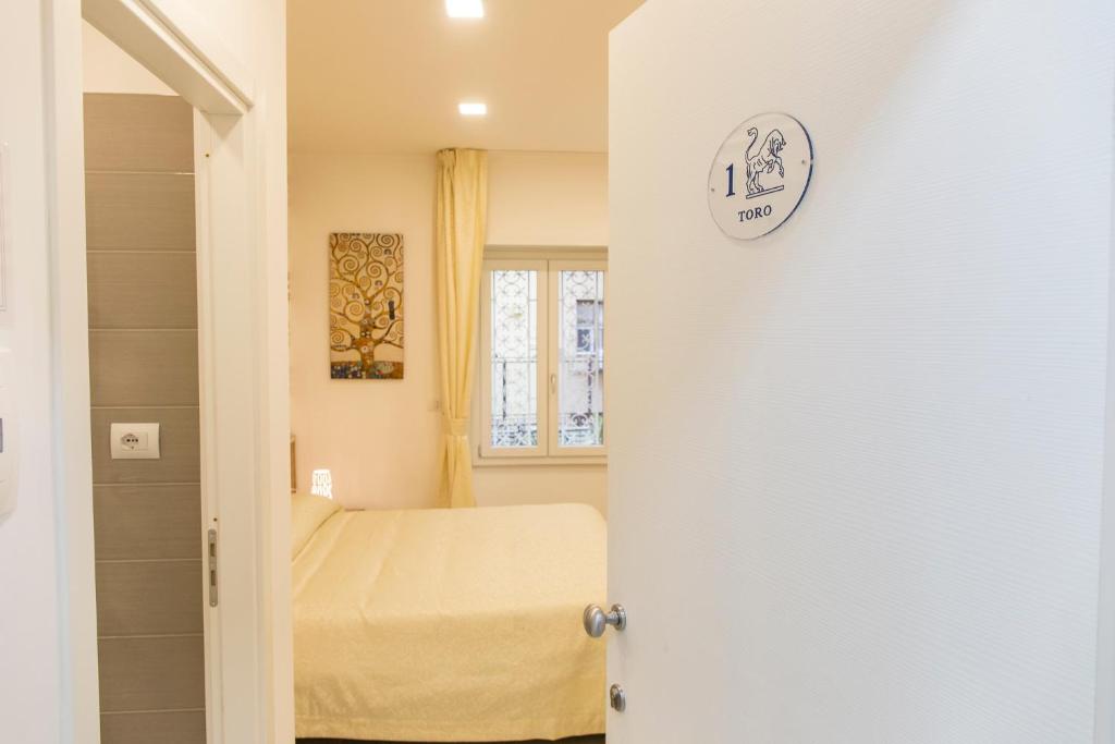 Posteľ alebo postele v izbe v ubytovaní Metronia Guest House