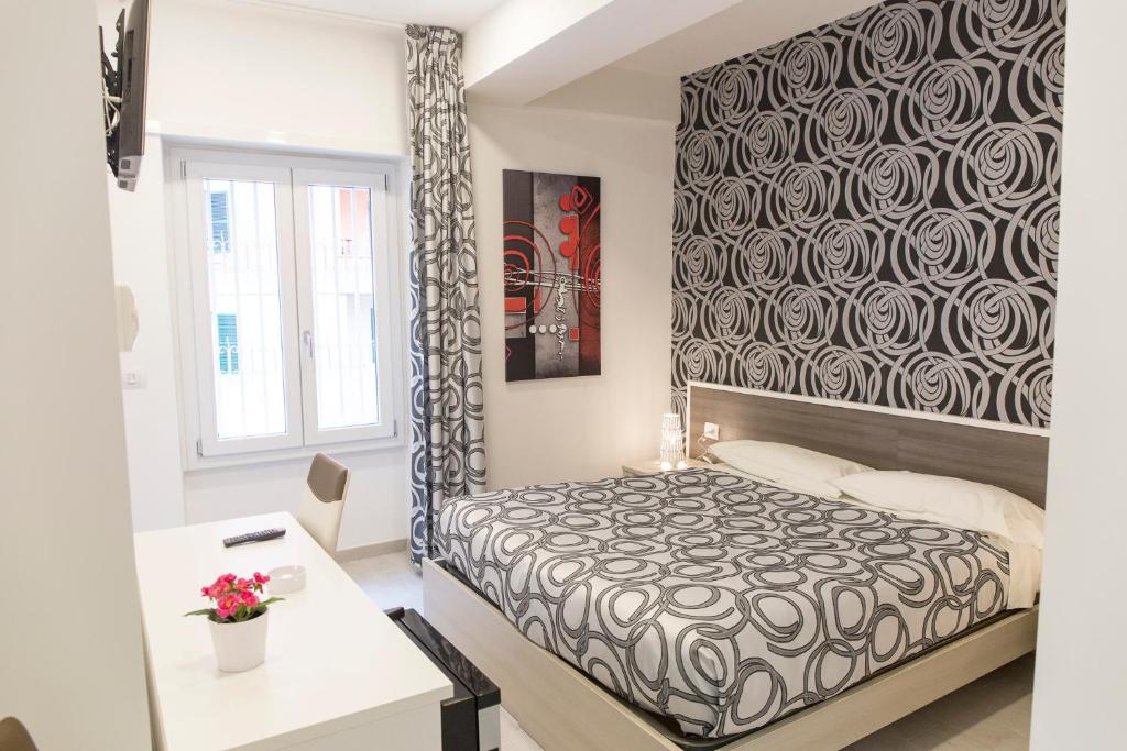 ローマにあるMetronia Guest Houseの黒と白の模様の壁のベッドルーム1室