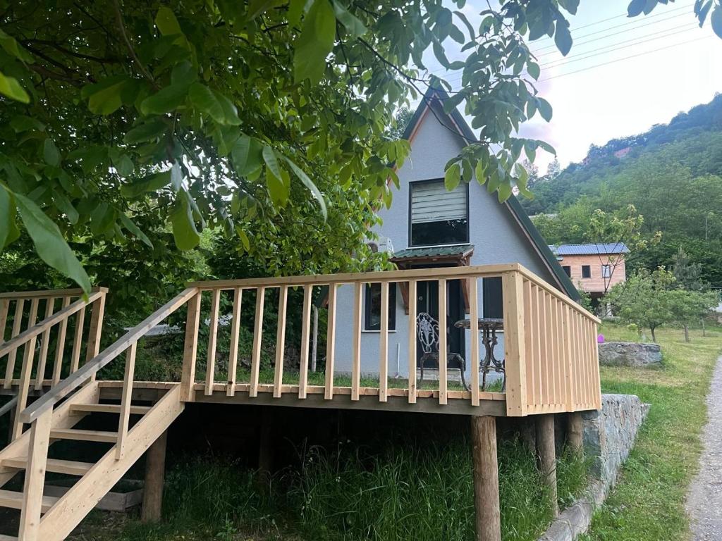 ein kleines Haus mit einer Terrasse im Gras in der Unterkunft Ali's House in Güzelce