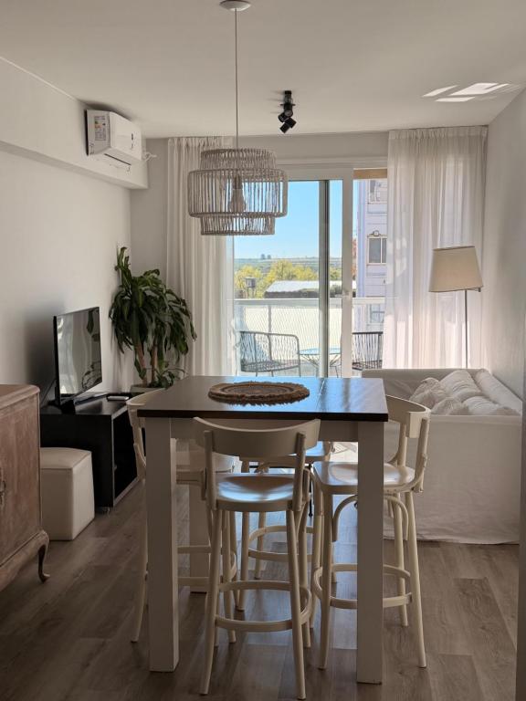 a kitchen and dining room with a table and chairs at Depto cálido y moderno in San Nicolás de los Arroyos