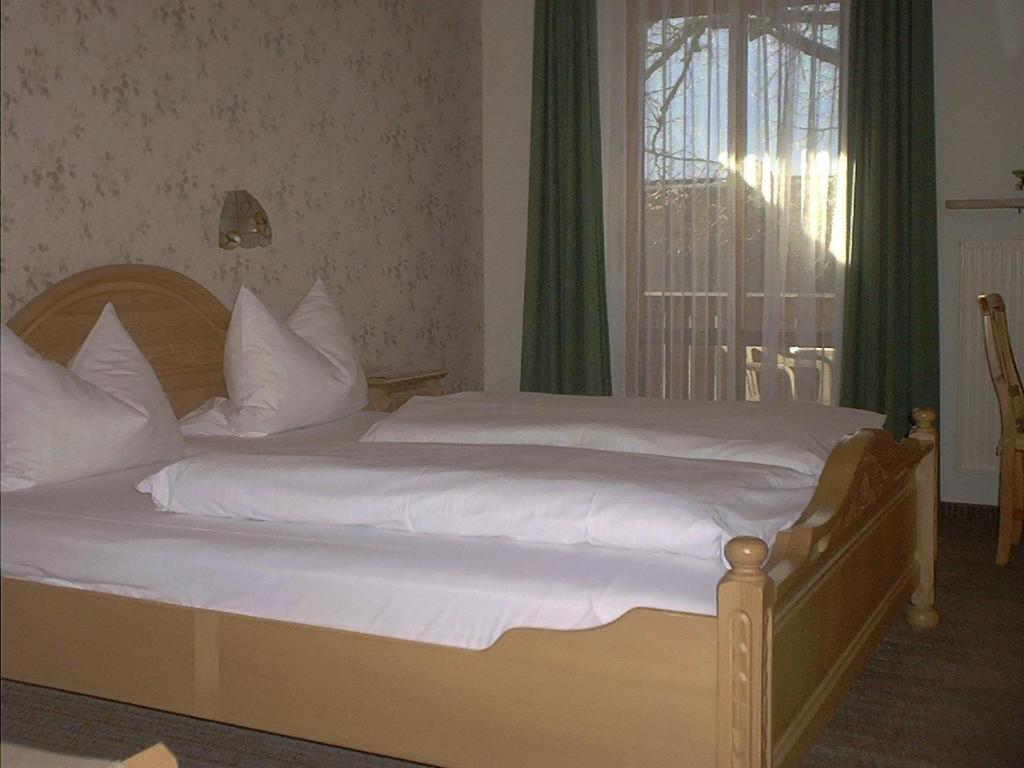 Postel nebo postele na pokoji v ubytování Gasthof - Hotel zur Post