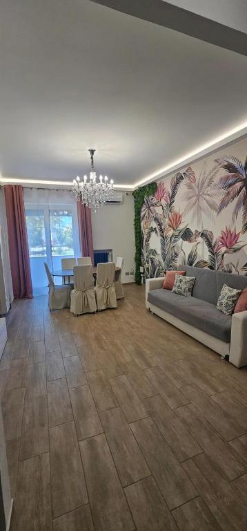 a living room with a couch and a table at Casetta Lungomare in Pescara