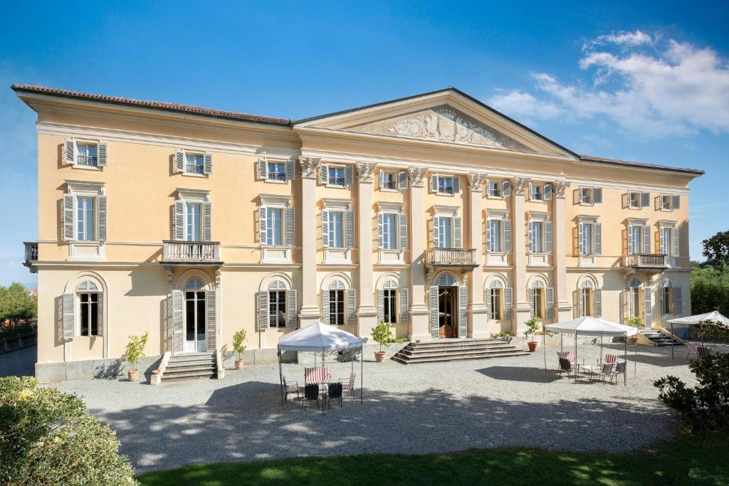 a large building with umbrellas in front of it at Sina Villa Matilde in Romano Canavese