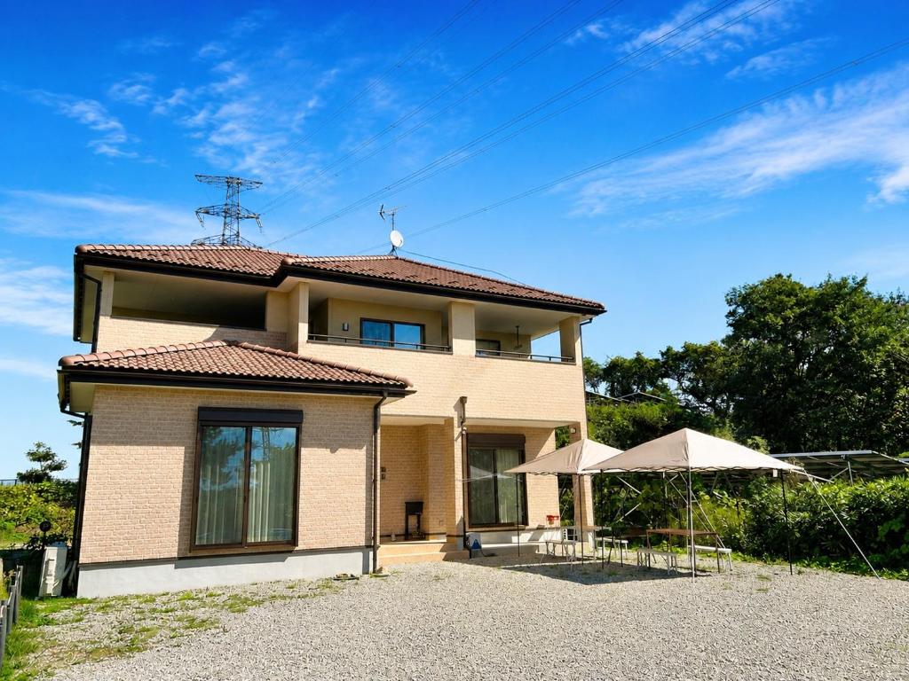 a large house with a roof at すずめのとまりぎ in Nasu