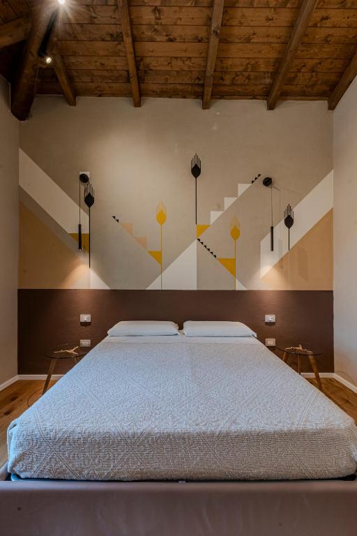 ein Schlafzimmer mit einem Bett und einem Gemälde an der Wand in der Unterkunft Casa Bonesu in Càbras