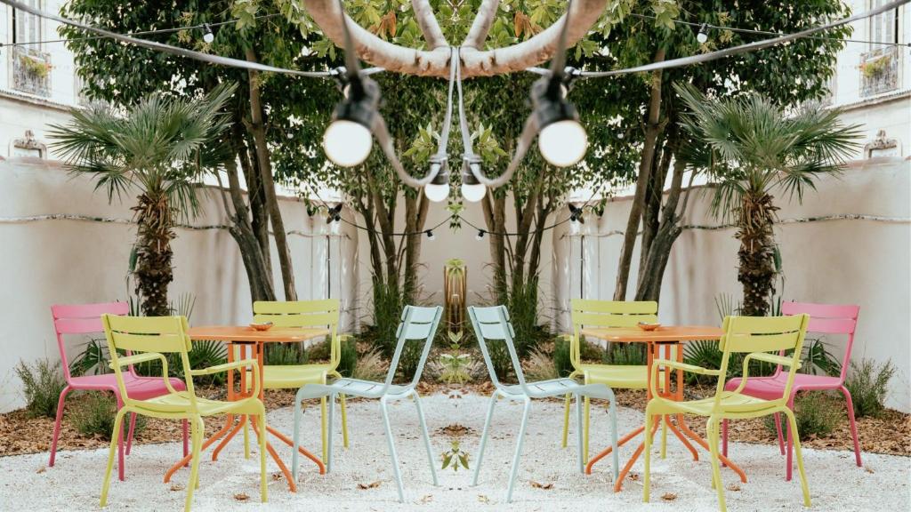 a group of chairs and a table with pink and yellow chairs at Grand Juste in Marseille
