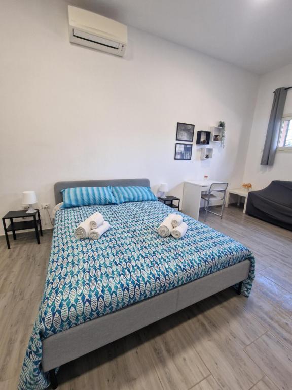 ein Schlafzimmer mit einem Bett, auf dem zwei Handtücher liegen in der Unterkunft Via Contu in Iglesias