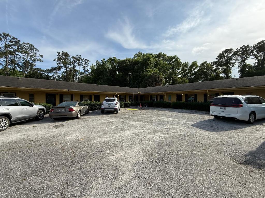 a group of cars parked in front of a building at Kings Suites Near Naval Base I-95 Kingsland in Kingsland