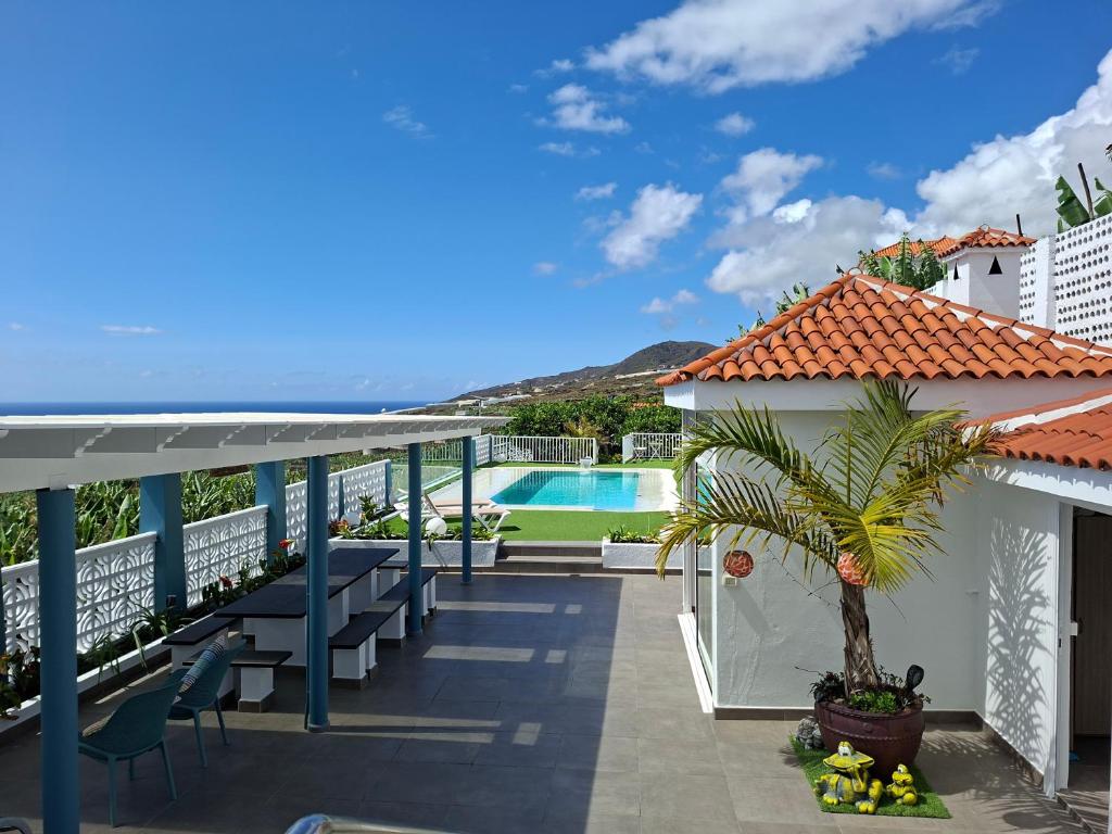 a balcony with a view of a swimming pool at Casa Nine con piscina Vacacional La Palma in Breña Baja