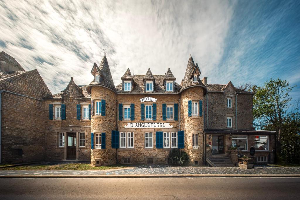 a large brick building with a sign on it at Hotel D'Angleterre in Roscoff