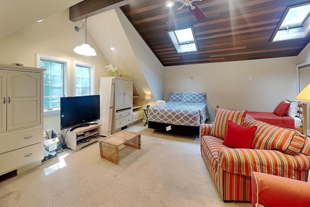a living room with a couch and a tv at Sunset View in Swanton