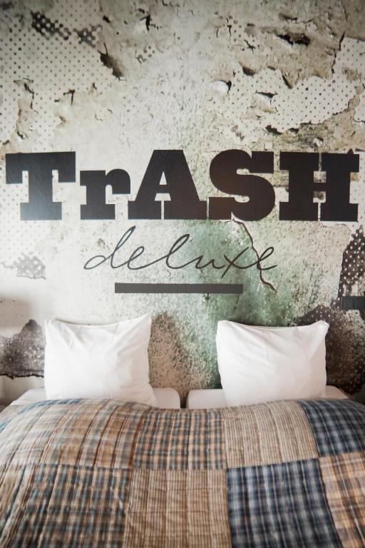 Postel nebo postele na pokoji v ubytování Hotel Trash Deluxe