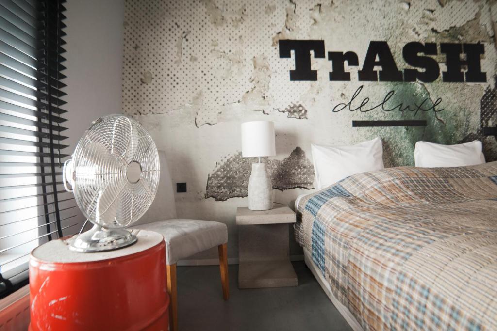 Postel nebo postele na pokoji v ubytování Hotel Trash Deluxe