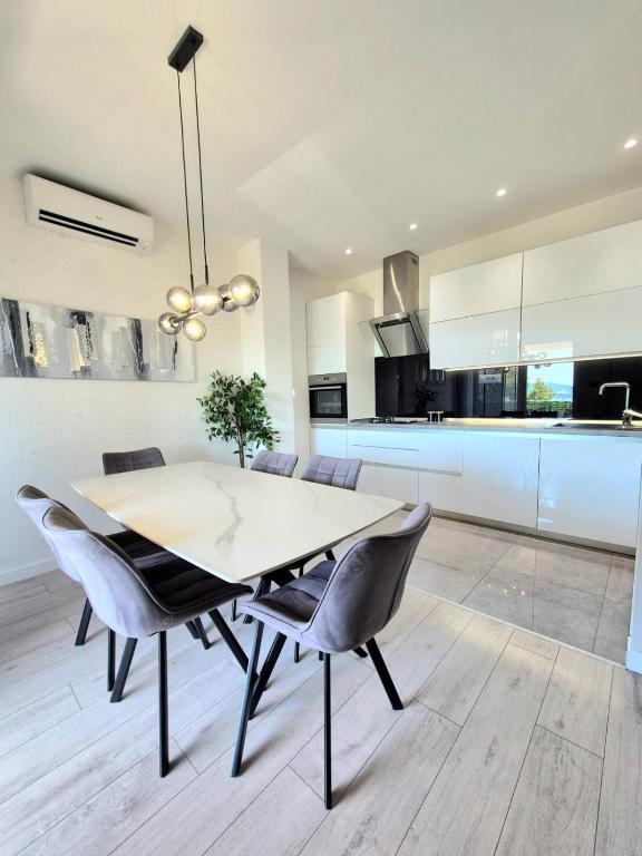 Luxury Garden Penthouse *MK*