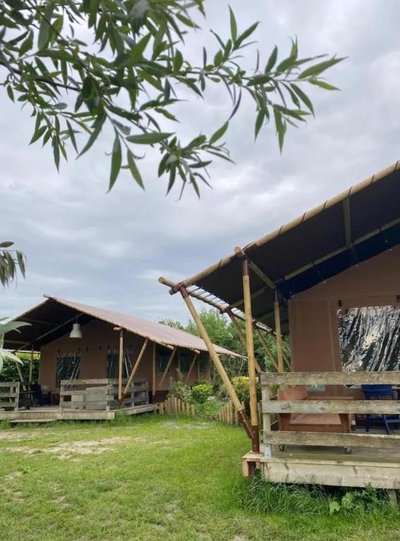 a building with a fence in front of it at glamping met landelijk uitzicht in Spanga