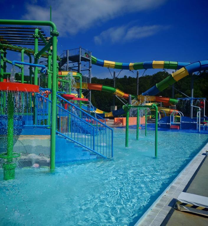 a water park with a water slide in the water at Hotel Gorzelanny - basen , jacuzzi , sauna sucha, parowa w cenie pobytu! in Pokrzywna