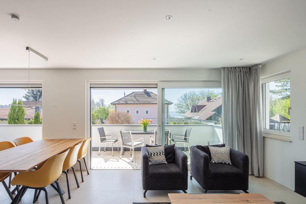 a dining room and living room with a table and chairs at Domizil Relax - Fewo Seeluft in ruhiger zentraler Lage in Überlingen