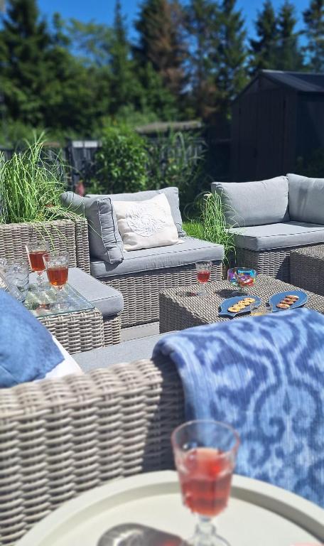 an outdoor table with two glasses on top of it at WYSPA MEW - apartament PREMIUM z prywatnym ogrodem, 150 m od plaży in Gąski