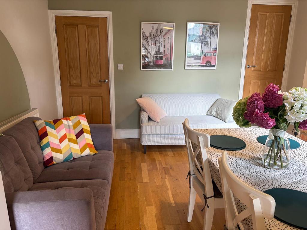 a living room with a couch and a table at Central Derby pride park 4 bedrooms 7 beds -Spacious contractors large group -Cul de Sac EasyFREE PARKING in Derby