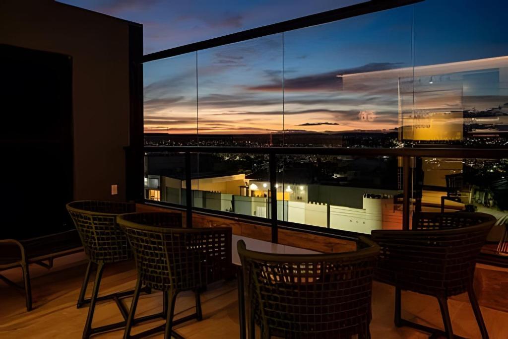 a balcony with chairs and a view of a city at Loft Exclusivo em São Raimundo Nonato - Rooftop com Vista Panorâmica in São Raimundo Nonato