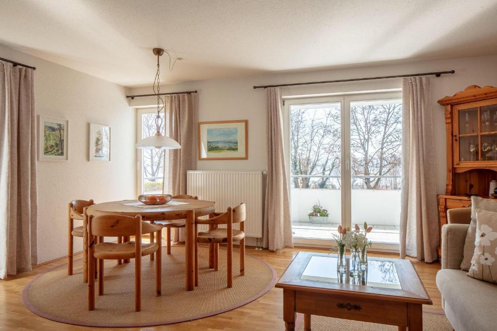 a living room with a table and chairs and a couch at Ferienwohnung Sonnenfreuden direkt am See, ideal für Paare in Überlingen
